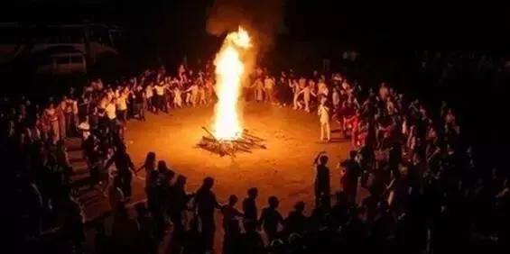 在浩瀚无际的库布其沙漠中，出现一个奇迹，一个海市蜃楼般的存在