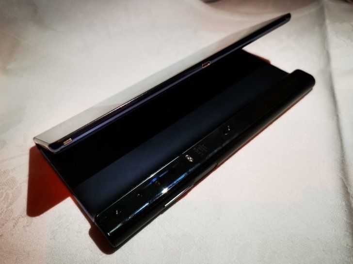 华为P30发布前夕,Mate X 5G折叠屏手机近距离