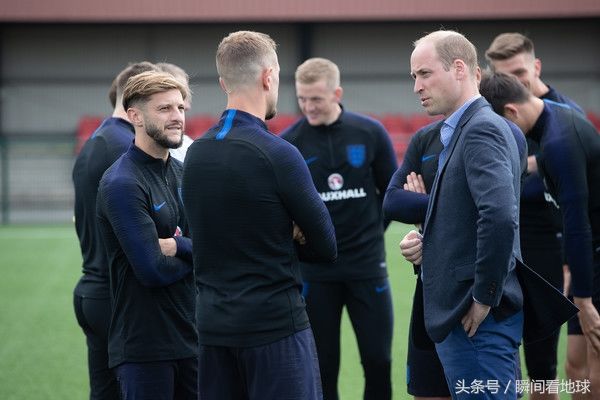 威廉王子和英格兰国家男子足球队队员合影