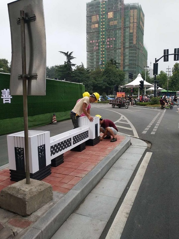 河南百川市政工程公司:花厢式护栏为城市增添