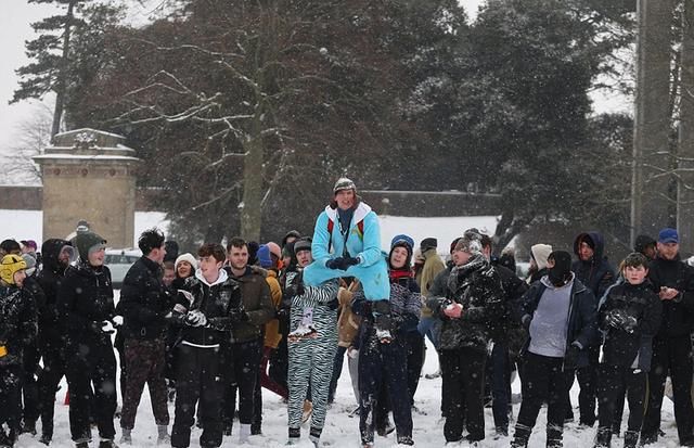 英国遇“超级暴雪” 300人打雪仗嗨翻天