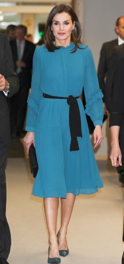 西班牙王后真节俭,80块湖蓝连衣裙穿出八千多