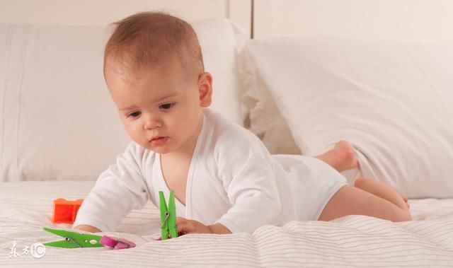 0~6个月宝宝认知能力训练小游戏:玩具去哪儿啦