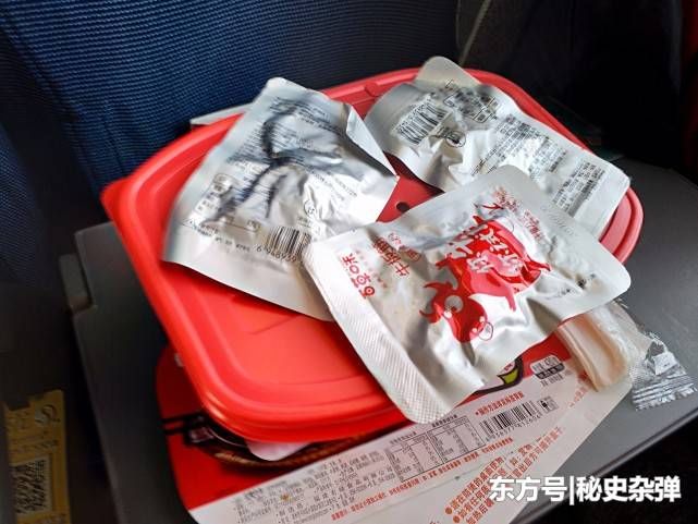 实拍：高铁上的盒饭“吃不起”，自带美食旁边人“羡慕不已”！