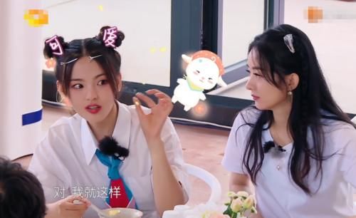 杨超越刘海上戴发夹，黄晓明夸可爱，看到王俊凯对她笑，我羡慕了