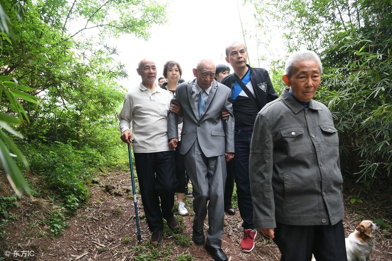 20岁离家抗日77年后回家，父母坟前跪拜敬香失声痛哭