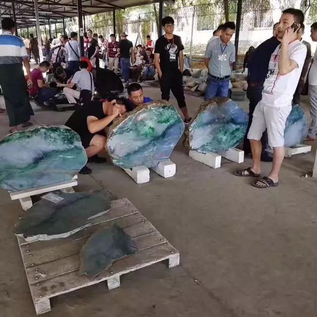 2017缅甸公盘翡翠1亿标王,竟然这么多裂!