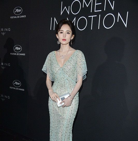 娜扎穿深V镶钻鱼尾裙优雅亮相戛纳晚宴 李宇春