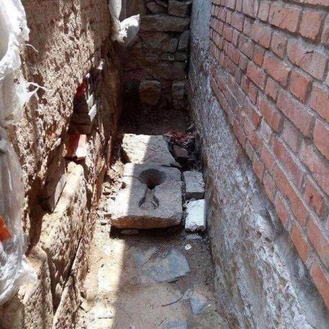 嘲笑印度露天公厕?网友:中国农村的茅厕还不如