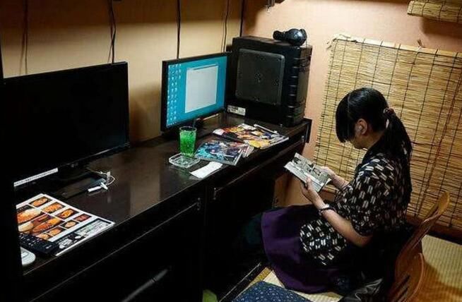为啥日本女学生经常出入网吧?男子好奇跟上,一