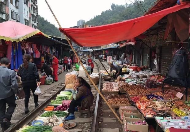 贵州开在铁路上的菜市,与泰国美工铁路神似,火车都时常被逼停!