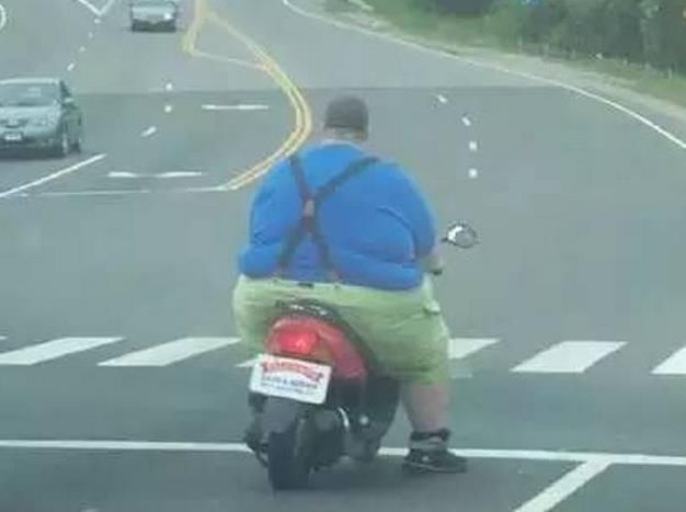 大哥,你的体重为什么还要骑个电动车,真心疼你的电动车