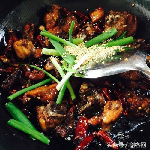 经典家常菜辣子鸡的做法，又香又辣非常开胃，年夜饭的主食就它了