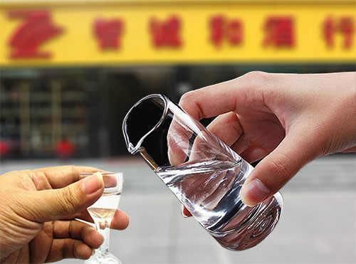 都喜欢颜色发黄的白酒,发黄的酒就一定是好酒