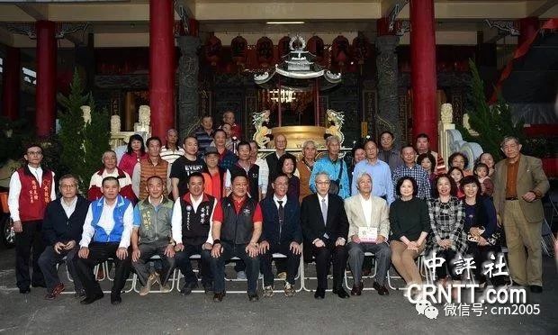 吴敦义佛寺上香，给海南旅行团派红包