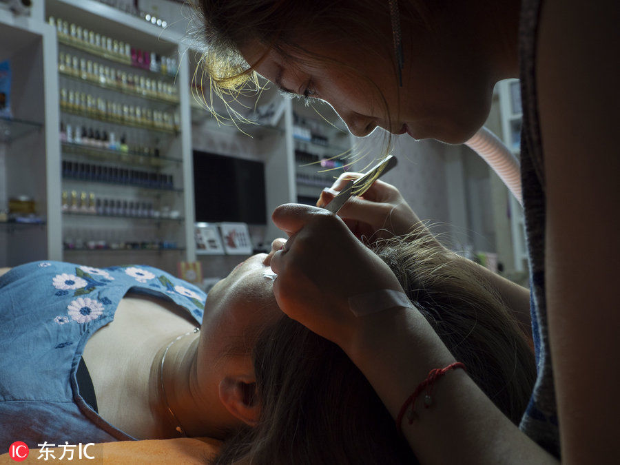 单亲妈妈开美甲店 义务为山区老人修剪手脚指