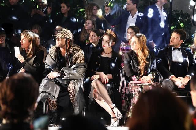 迪丽热巴头戴皇冠,身着礼服款款而来,当真是女