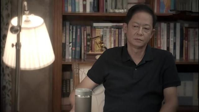 :他不用站起来,只凭一张桌子两部电话,王志文能