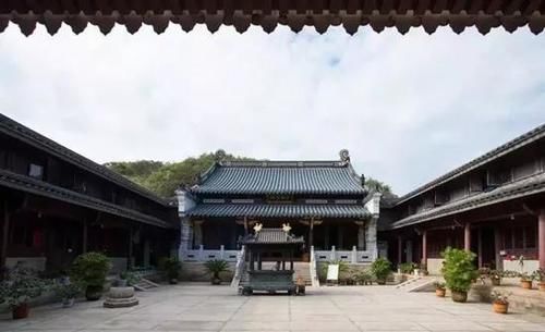想生二胎？41岁高圆圆现身求子圣地，未修图曝光真实颜值
