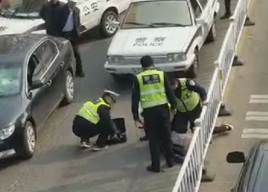 被日照交警当街砸车玻璃的车主,面临这样的处