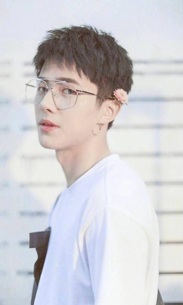 邓伦为什么没戴隐形眼镜,邓伦为什么没戴隐形眼镜了