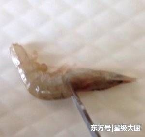 年夜饭 \＂蒜蓉开背虾\＂ 吃惯了白灼虾，来试试这个做法！抢光光