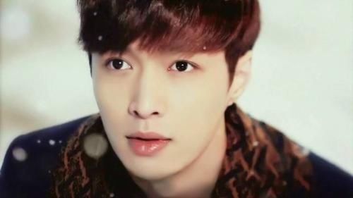 张艺兴被女神挽手全程僵硬,还把手偷藏起来!粉