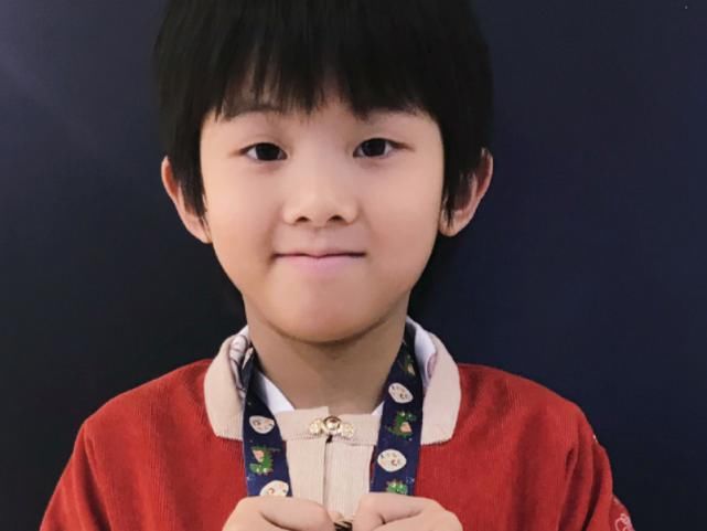 被张杰温柔相待的小男孩长大了，五官精致立体，帅成日系男神范儿！