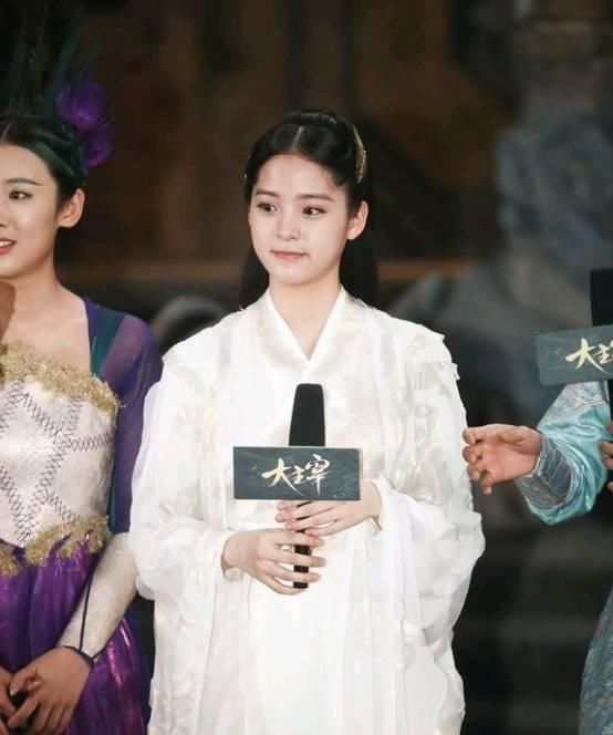 欧阳娜娜古装造型发际线遭吐槽,不考虑换个发