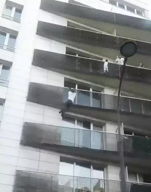 30秒徒手攀爬4层楼救下一个孩子,非法移民小伙