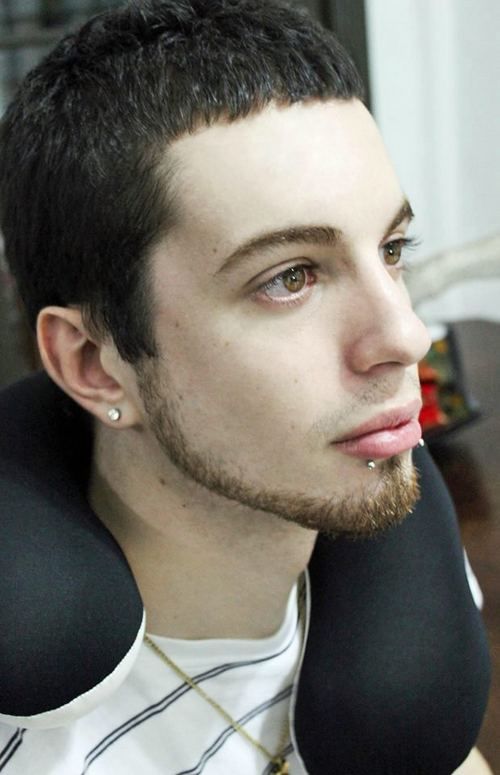 他为了变成《魔戒》精灵美男,整形出吸血鬼发