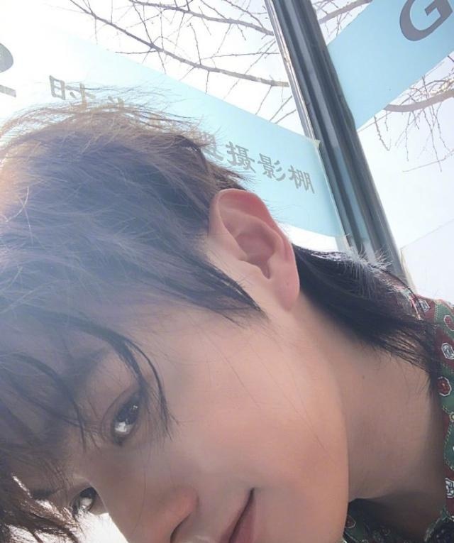 许凯手机被粉丝踩碎,厕所被跟拍,网友:家暴男还有粉丝呢