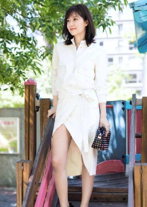 徐静蕾携老公同框亮相,穿灰色连帽卫衣低调秀恩爱,真令人羡慕!