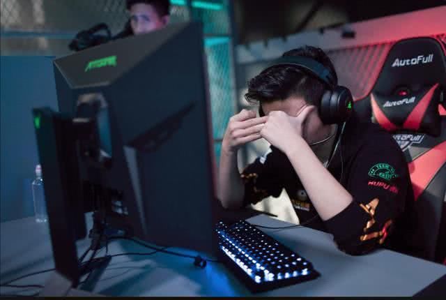 虎牙吃鸡代言人爆出冷门,韦神无缘,不求人与托