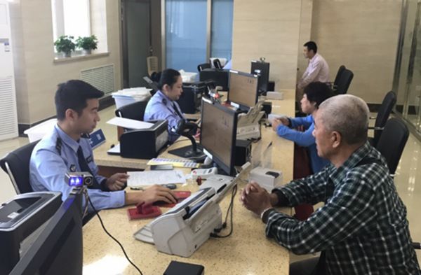黑龙江公安双节全员在岗 出入境证件办理量同