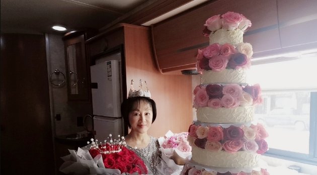 演员王姬56岁生日片场度过,女儿为妈妈庆生,母女同款白鞋很温馨 8510九五至尊网址