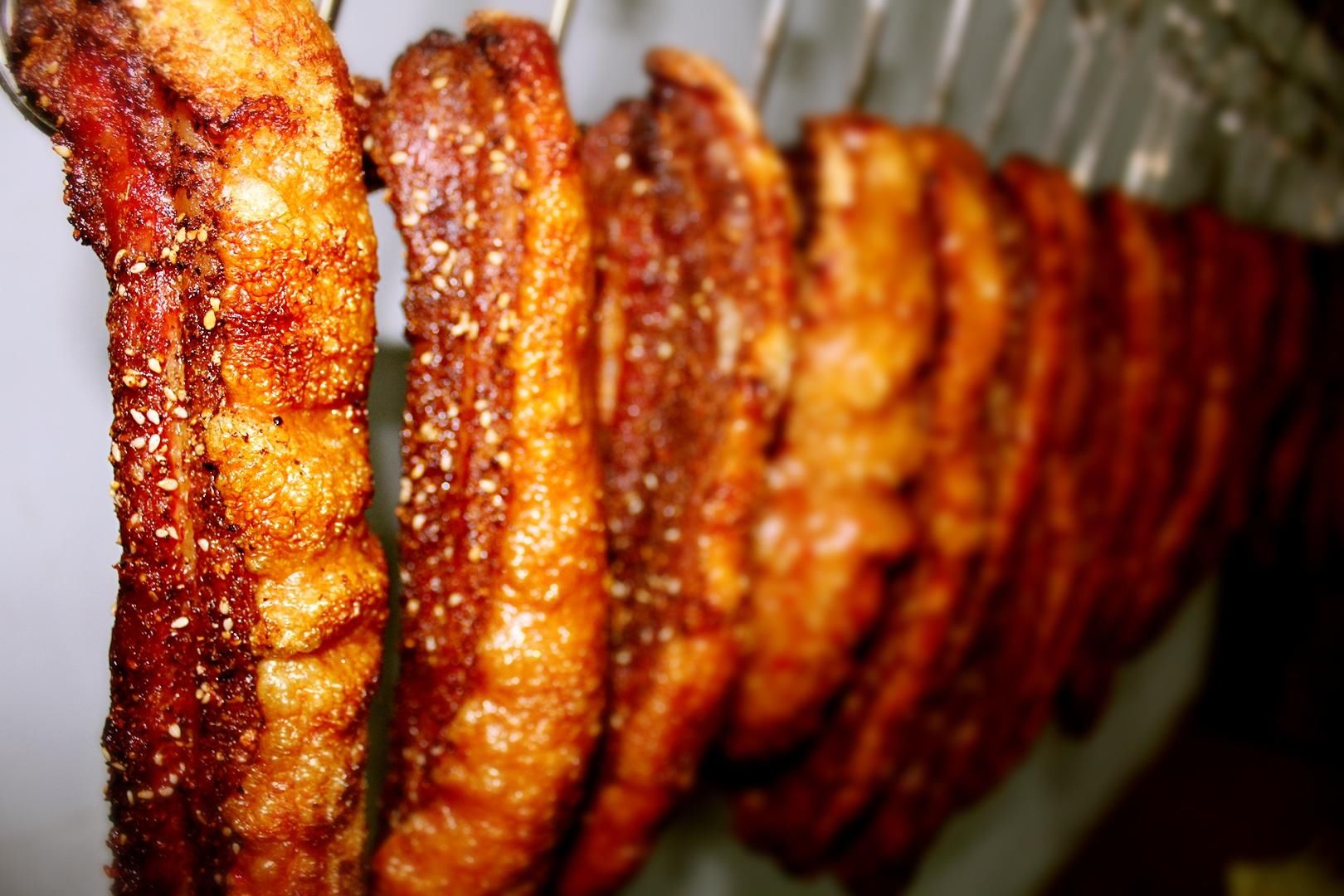 周口夫妻三平米店面卖脆皮五花肉，生意好到让人眼馋