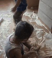 搞笑GIF:你还不走,等我抽完这根儿烟揍你啊? e世博体育