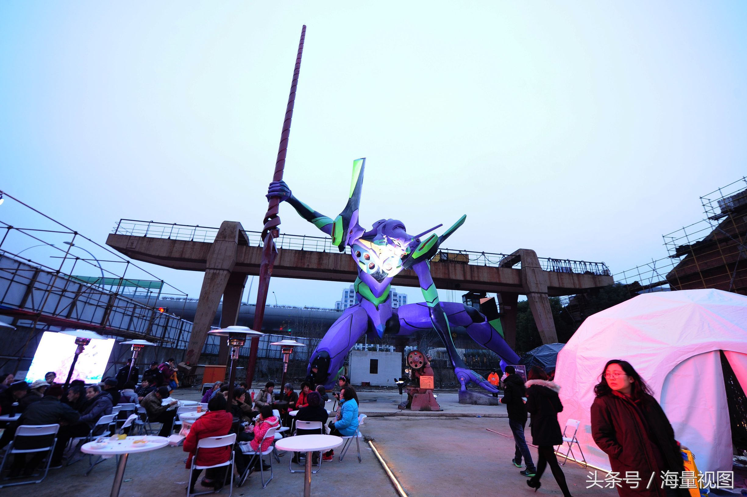 上海静安诞生一项新的吉尼斯世界纪录，全球最大EVA初号机亮相_【今日爆点】