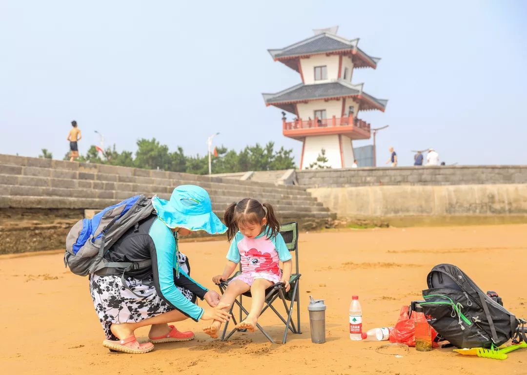 七月的青岛拒绝下广场,萌娃、比基尼有更加选吗有市场美食饺子图片