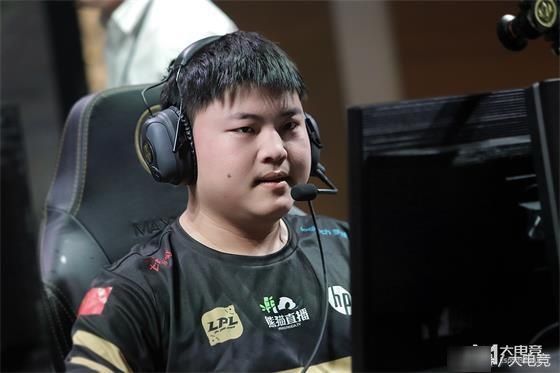 LOL-MSI:UZI超神卡莎征服众人!外国选手教练纷