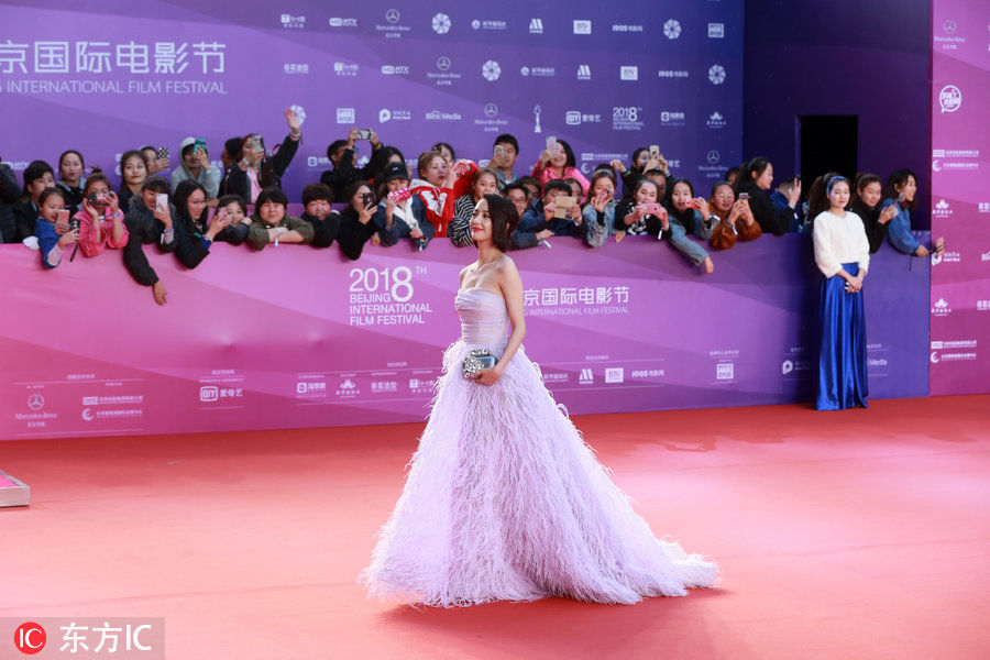 第八届北京国际电影节闭幕红毯 佟丽娅紫色羽