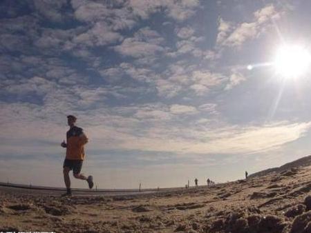 跑步的男生与深蹲的男生,二者有什么不同?