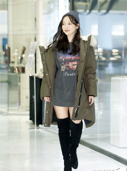 具荷拉出席活动鼻孔大小不一样?网友:整容了?