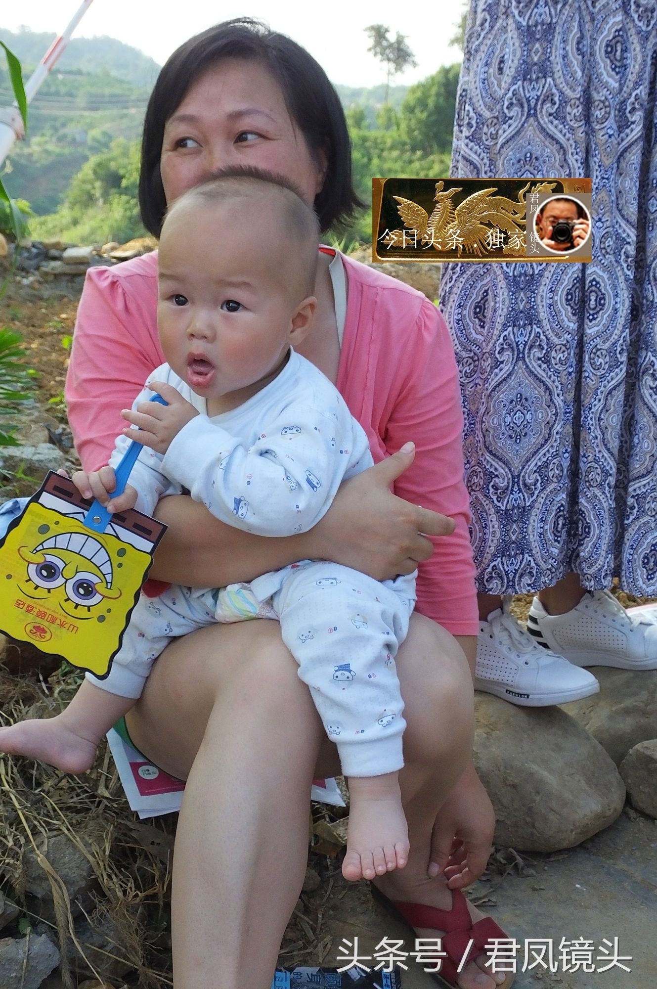 2018年高考趣闻:妈妈抱着二胎男孩陪考!陪考家