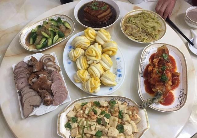 南北年夜饭，生猛海鲜、火锅水饺，奢华与简单，都是浓浓的中国情