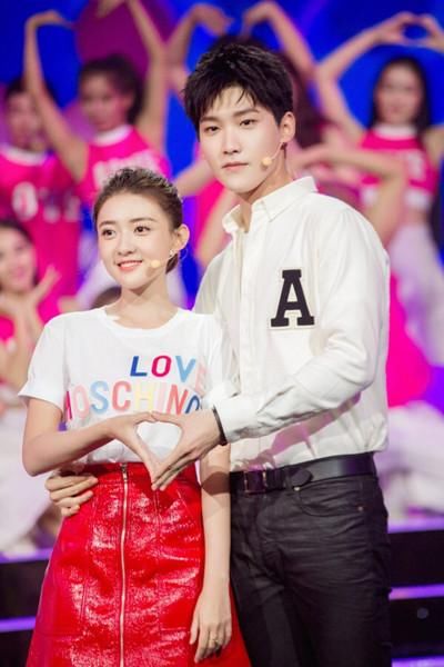 梁洁亮相湖南卫视中秋之夜 与邢昭林甜蜜同框