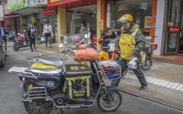 外卖小哥送餐超时1分钟，被客户投诉，一条短信让客户傻眼了！