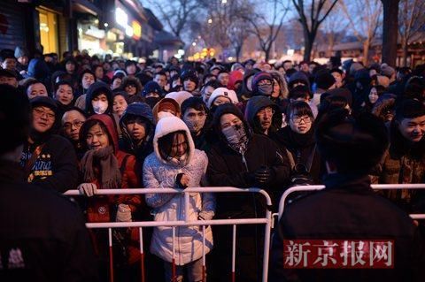 雍和宫抢头香新年祈福 外地游客称“年味十足”