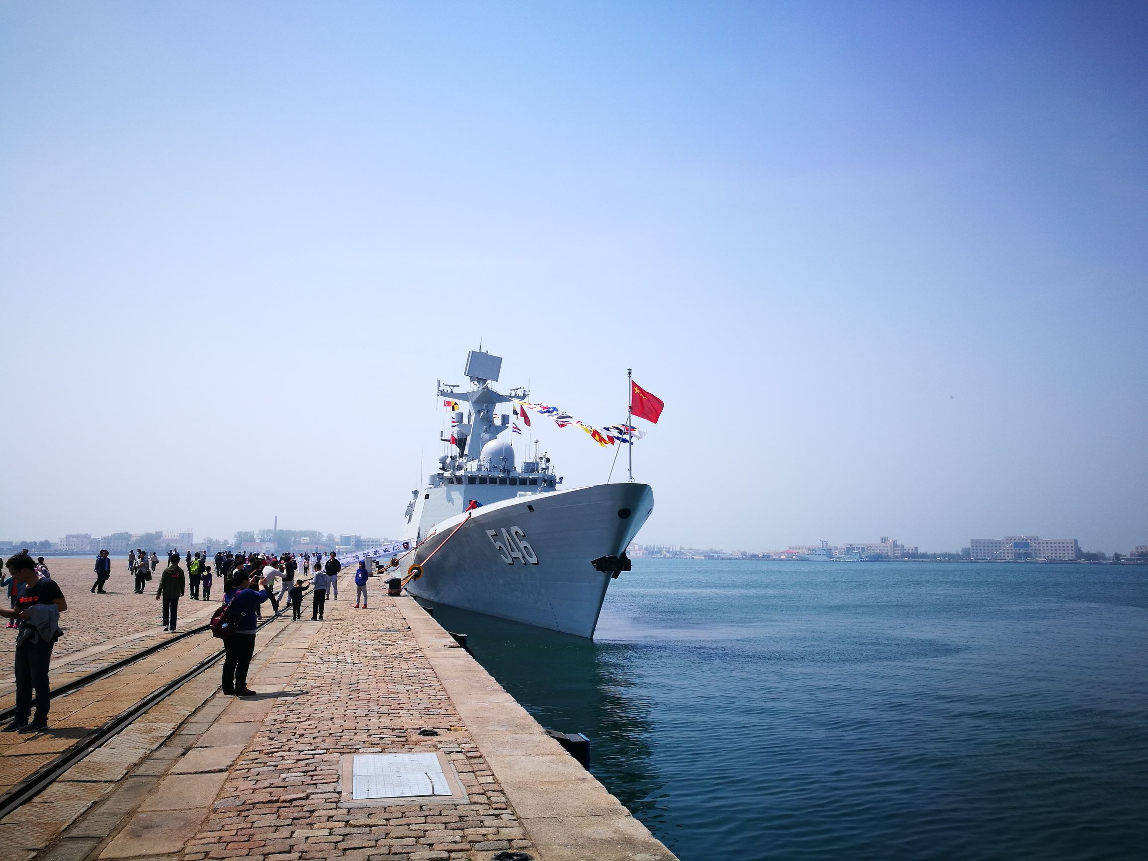 青岛海军开放日:军迷逮住军舰拍个够 各种